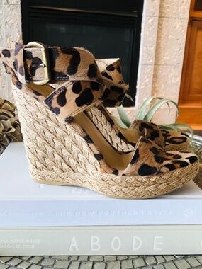 BOHO-CHIC STUART WEITZMAN CALF HAIR LEOPARD ESPADRILLE WEDGE STATEMENT SANDAL